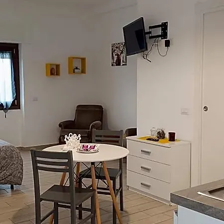 Le Casette Di Fra מלון דירות